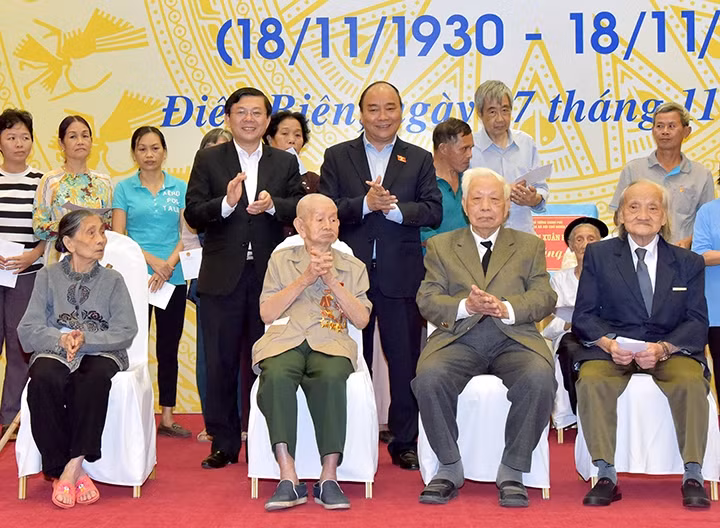 Thủ tướng Nguyễn Xuân Phúc tặng quà người cao tuổi và các gia đình chính sách phường Ðiện Biên. Ảnh: ÐĂNG KHOA
