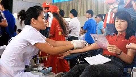 Đoàn viên thanh niên Quảng Bình tham gia hiến máu nhân đạo