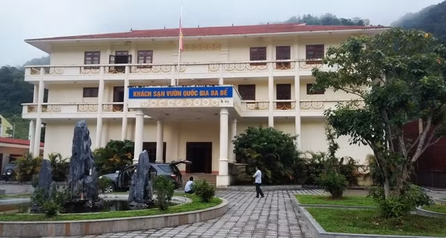 Khách sạn Vườn quốc gia Ba Bể đồng thời là trụ sở làm việc của Vườn quốc gia Ba Bể. 