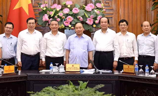 Thủ tướng Nguyễn Xuân Phúc làm việc với lãnh đạo chủ chốt TP Đà Nẵng. Ảnh: TRẦN HẢI