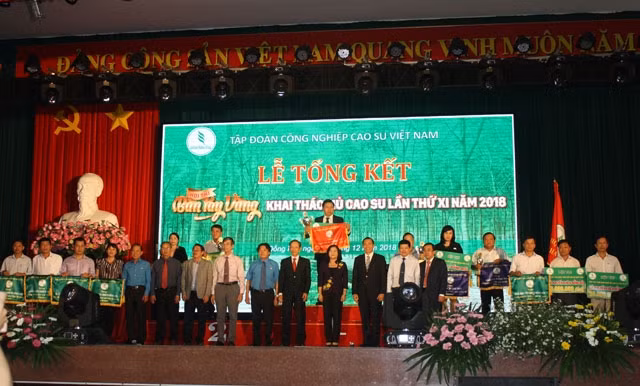 Ban Tổ chức trao giải tập thể cho các đơn vị đoạt giải.