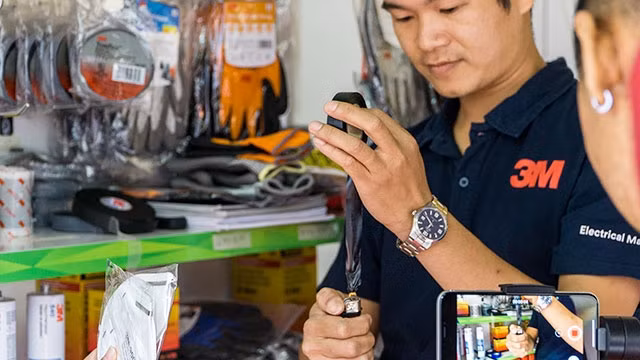 Thử nghiệm băng dính cách điện chống cháy tại Triển lãm VIETBUILD 2018.