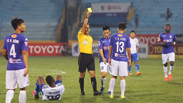 V.League đang thiếu chuyên môn nhưng thừa bạo lực. Ảnh: LÊ MINH