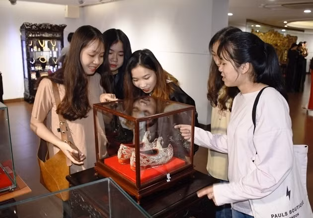 Các bạn trẻ thích thú tham quan triển lãm mỹ nghệ kim hoàn.