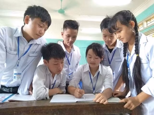 Em Phàng Thị Soa, học sinh ở Nậm Pồ, tỉnh Điện Biên (nữ, thứ hai từ phải sang) nhận học bổng trong đợt này. (Ảnh: THUÝ LAN)