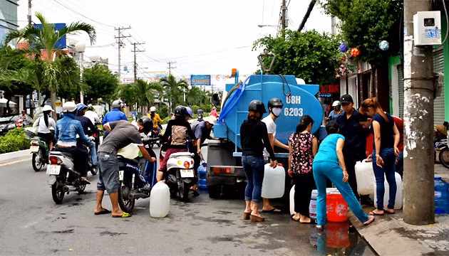 Một điểm cấp nước lưu động trên đường Nguyễn Trung Trưc, TP Rạch Giá.