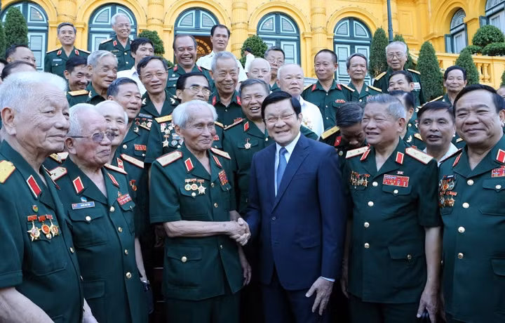 Chủ tịch nước Trương Tấn Sang với các cựu chiến binh Mặt trận Tây Nguyên B3. ẢNH: NGUYỄN KHANG (TTXVN) 
