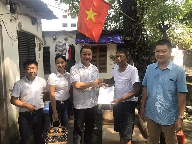 Chủ tịch CLB golf 92-95 Lê Mạnh Thắng và các thành viên CLB trao hợp đồng thuê nhà cho đại diện "xóm thận".
