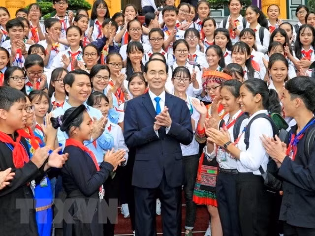 Chủ tịch nước Trần Đại Quang với các đại biểu là Chỉ huy Đội giỏi. (Ảnh: TTXVN)