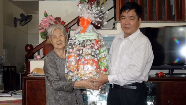 Tặng quà thanh niên xung phong tham gia Chiến dịch Điện Biên Phủ