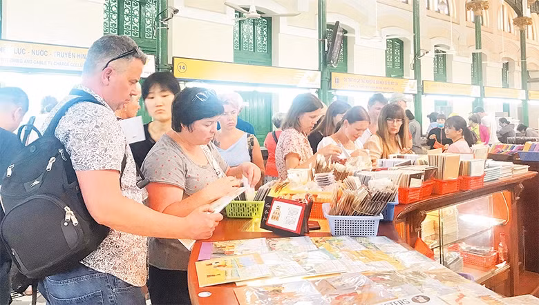 Du khách nước ngoài tham quan, mua sắm tại Bưu điện thành phố.
