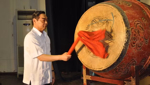 Đồng chí Lê Hồng Anh đánh trống khai giảng năm học mới.