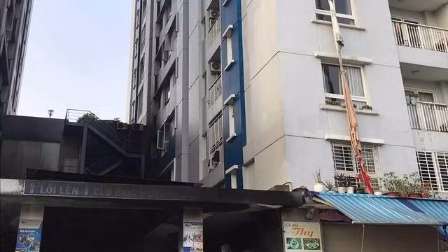 Sự cố cháy chung cư Carina Plaza lúc 0 giờ 30 ngày 23-3, tại đường Võ Văn Kiệt, phường 16, quận 8, TP Hồ Chí Minh. (Ảnh: TÙNG QUANG)