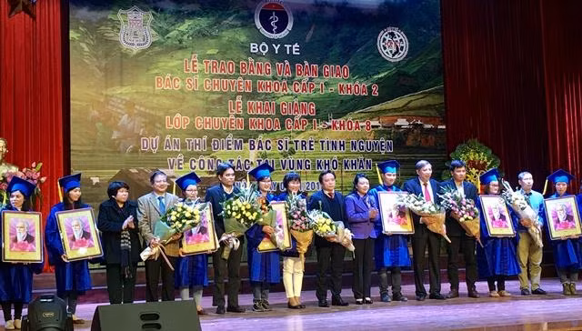 Bảy bác sĩ trẻ tình nguyện về vùng khó khăn công tác