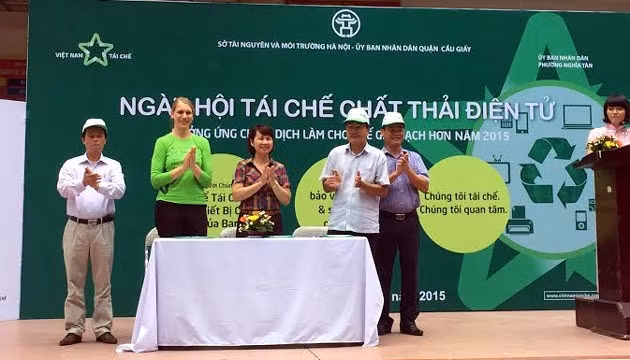 Ký cam kết giữa Sở Tài nguyên và Môi trường Hà Nội và các đơn vị tổ chức Ngày hội tái chế.