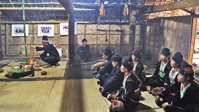 Trưởng bản cúng trong nhà trước khi thực hiện nghi lễ cúng ngoài trời.