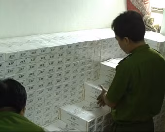 Đội PNĐTABLSXBBHG – Công tỉnh Đồng Nai đang kiểm tra thuốc lá nhập lậu.
