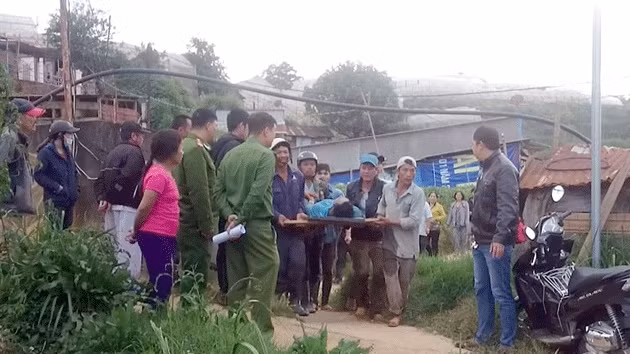 Một trong những nạn nhân đang được chuyển ra xe cứu thương.