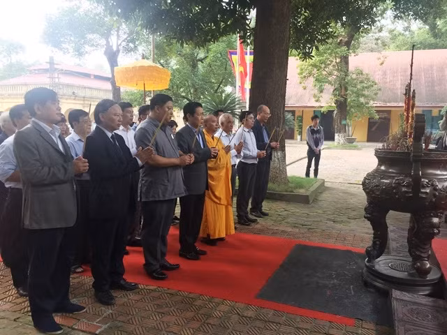 Dâng hương tưởng niệm Phật hoàng Trần Nhân Tông