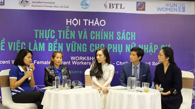 Các chuyên gia và lao động nữ nhập cư chia sẻ thông tin.