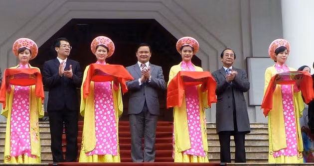 Phó Chủ tịch UBND tỉnh Nam Định Bạch Ngọc Chiến (đứng giữa) cùng các đại biểu cắt băng khai mạc Triển lãm chuyên đề: “Tín ngưỡng thờ Mẫu Tam phủ của người Việt - Bản sắc và giá trị ”, tại Bảo tàng Nam