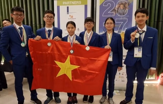 Đoàn học sinh Việt Nam tại kỳ thi Olympic khoa học trẻ quốc tế lần thứ 14