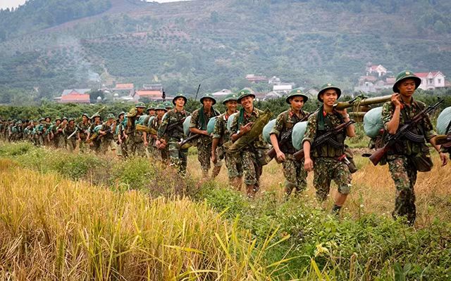 Bộ đội Sư đoàn 3 (Quân khu 1) hành quân cơ động qua các địa hình diễn tập.