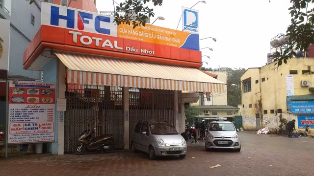 Cửa hàng Xăng dầu số 436, phố Trần Khát Chân (Hà Nội) bị lực lượng chức năng phát hiện vi phạm và tạm đình chỉ hoạt động.
