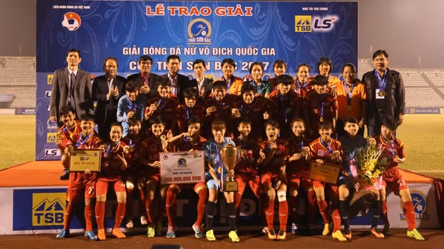 Đội thành phố Hồ Chí Minh I nhận Cúp vô địch.