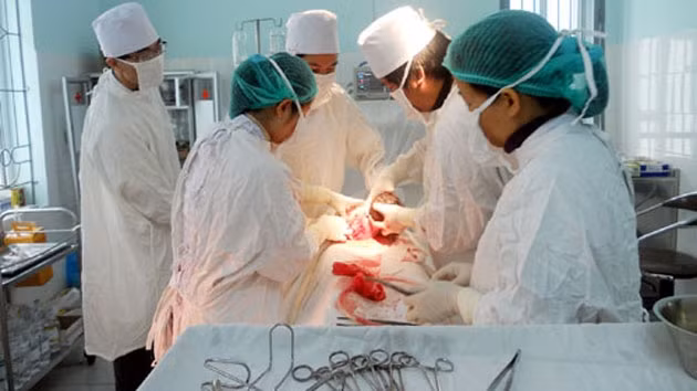 Một ca mổ ở Bệnh viện Đa khoa huyện Yên Dũng (Bắc Giang). Ảnh: MAI TRANG