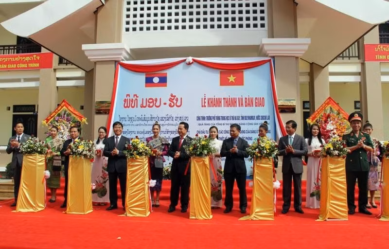 Lễ cắt băng khánh thành và bàn giao công trình trường cấp 2 và cấp 3 Sithanaxay.