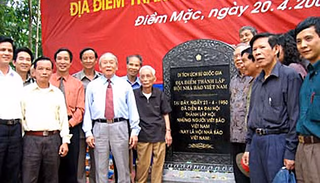 Các nhà báo thăm di tích nơi ra đời Hội Nhà báo Việt Nam.