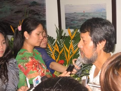 Nghệ sĩ Vũ Anh Tuấn trong vòng vây báo chí.