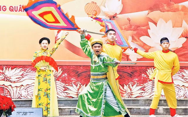 Một chương trình biểu diễn nghệ thuật dân tộc của học sinh Trường THPT Nguyễn Du.