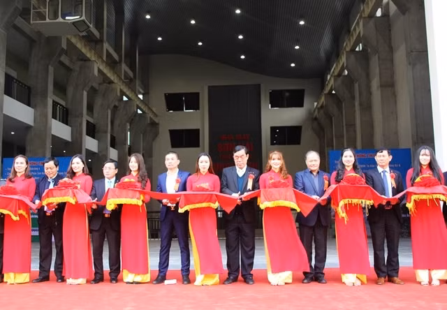 Cắt băng khánh thành Nhà máy thủy điện Đakrông 4.