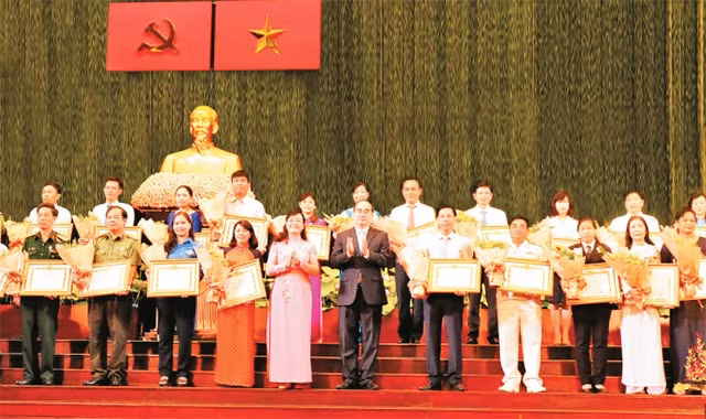 Lãnh đạo TP Hồ Chí Minh tuyên dương các tập thể, cá nhân tiêu biểu trong việc học và làm theo Bác.