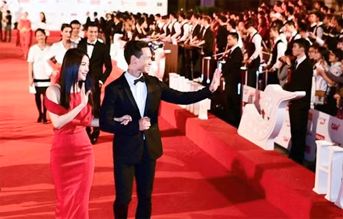 Các nghệ sĩ cần giữ gìn hình ảnh để xứng đáng với tình cảm của công chúng. Trong ảnh: Ðón các nghệ sĩ tại Lễ trải thảm đỏ khai mạc Liên hoan phim quốc tế Hà Nội 2014. Ảnh: ZUNFAN