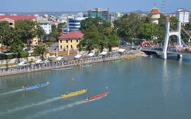 Lễ hội đua thuyền trên sông Cà Ty, TP Phan Thiết là Lễ hội truyền thống được tổ chức vào chiều mùng 2 Tết hằng năm.