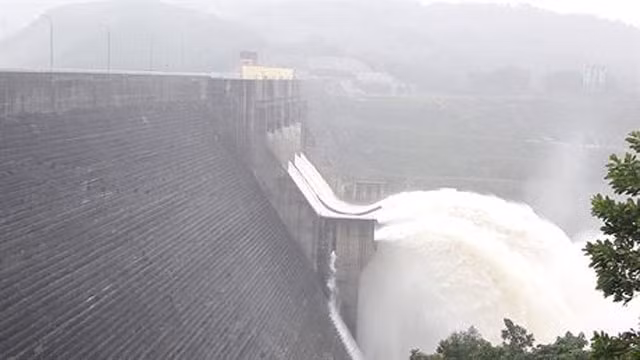 Thủy điện Sông Tranh 2 đang vận hành điều tiết nước để đón lũ.