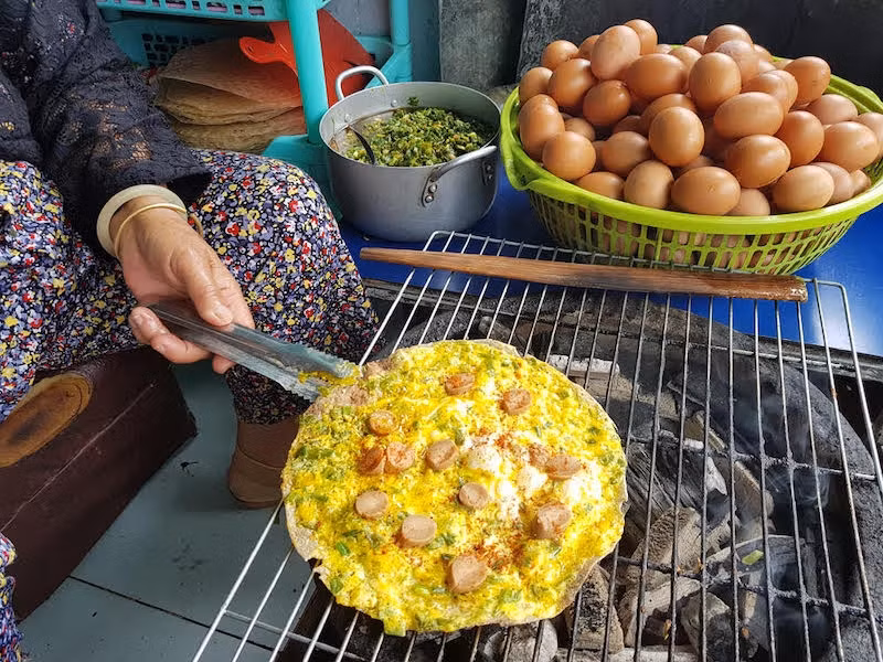 Bánh tráng nước Đà Lạt được đùa vui ví von bằng tên gọi "pizza Việt".