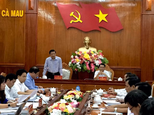 Đồng chí Phan Đình Trạc (đứng) chỉ đạo tại buổi làm việc với Ban Thường vụ Tỉnh ủy Cà Mau.