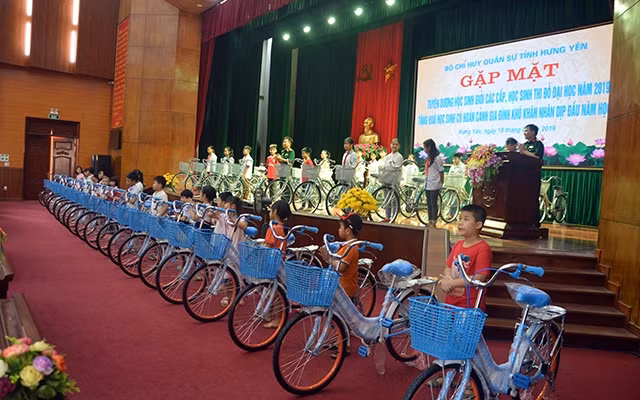 Ðại diện Bộ Chỉ huy Quân sự tỉnh Hưng Yên trao xe đạp tặng học sinh nghèo vượt khó trên địa bàn.