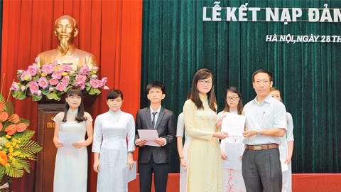 Lễ kết nạp Đảng cho sinh viên Trường Học viện tài chính. Ảnh: GIÁNG VÂN