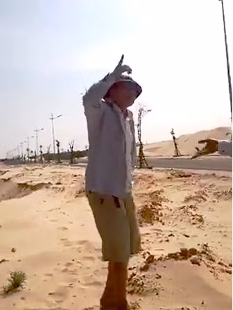 Ông Hoàng Văn Vương tại hiện trường vụ khai thác cát trái phép ở xã Hồng Thủy.