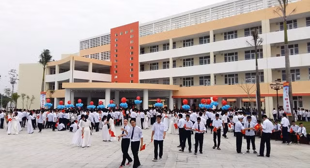 Trường THPT chuyên Trần Phú (Hải Phòng).
