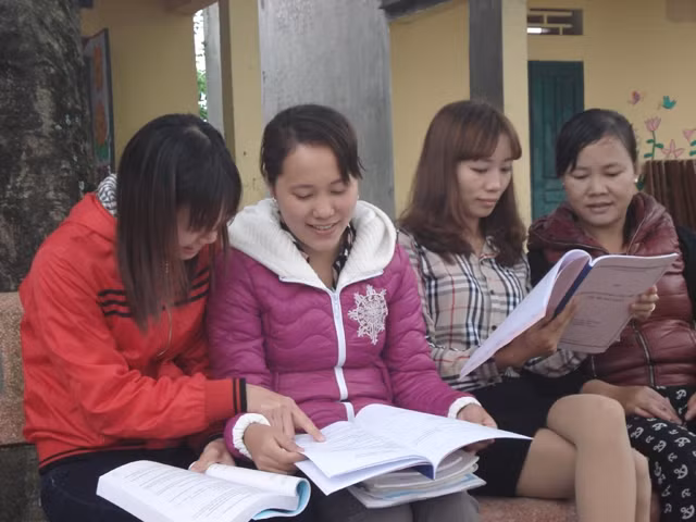 Các đảng viên và đối tượng cảm tình Đảng người công giáo xã Hoàng Xá (Thanh Thủy, Phú Thọ) trao đổi kinh nghiệm học tập, nâng cao nhận thức về Đảng.