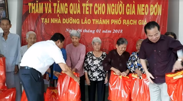 Lãnh đạo tỉnh Kiên Giang và lãnh đạo tập đoàn trao quà cho người nghèo.
