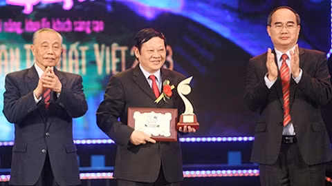 PGS. TS Nguyễn Viết Tiến nhận Thành tựu trọn đời lĩnh vực Y dược tại Giải thưởng Nhân tài đất Việt 2013. (Ảnh: dantri.com.vn) 