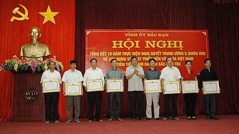 Phó Bí thư Thường trực Tỉnh ủy Nguyễn Văn Du tặng Bằng khen cho tám tổ chức Đảng có thành tích xuất sắc. (Ảnh: baobackan.org.vn)