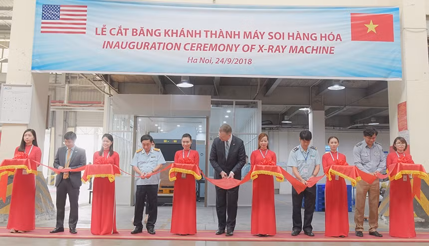 Các đại biểu thực hiện nghi thức cắt băng khánh thành.